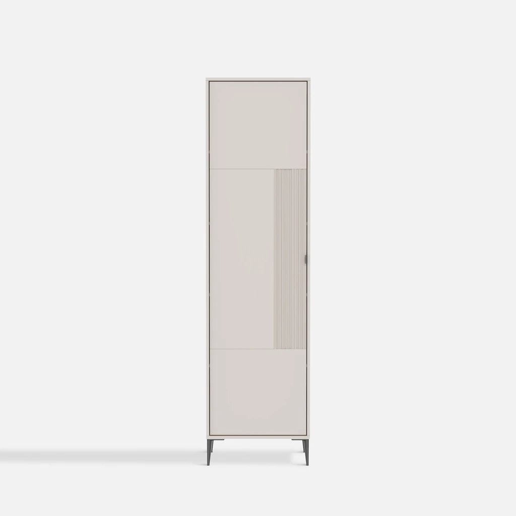 Szafa wysoka INERTIA kaszmir Smukła szafa INERTIA w kaszmirze – 4 półki, wysokie nóżki i delikatne zdobienia w nowoczesnym stylu.