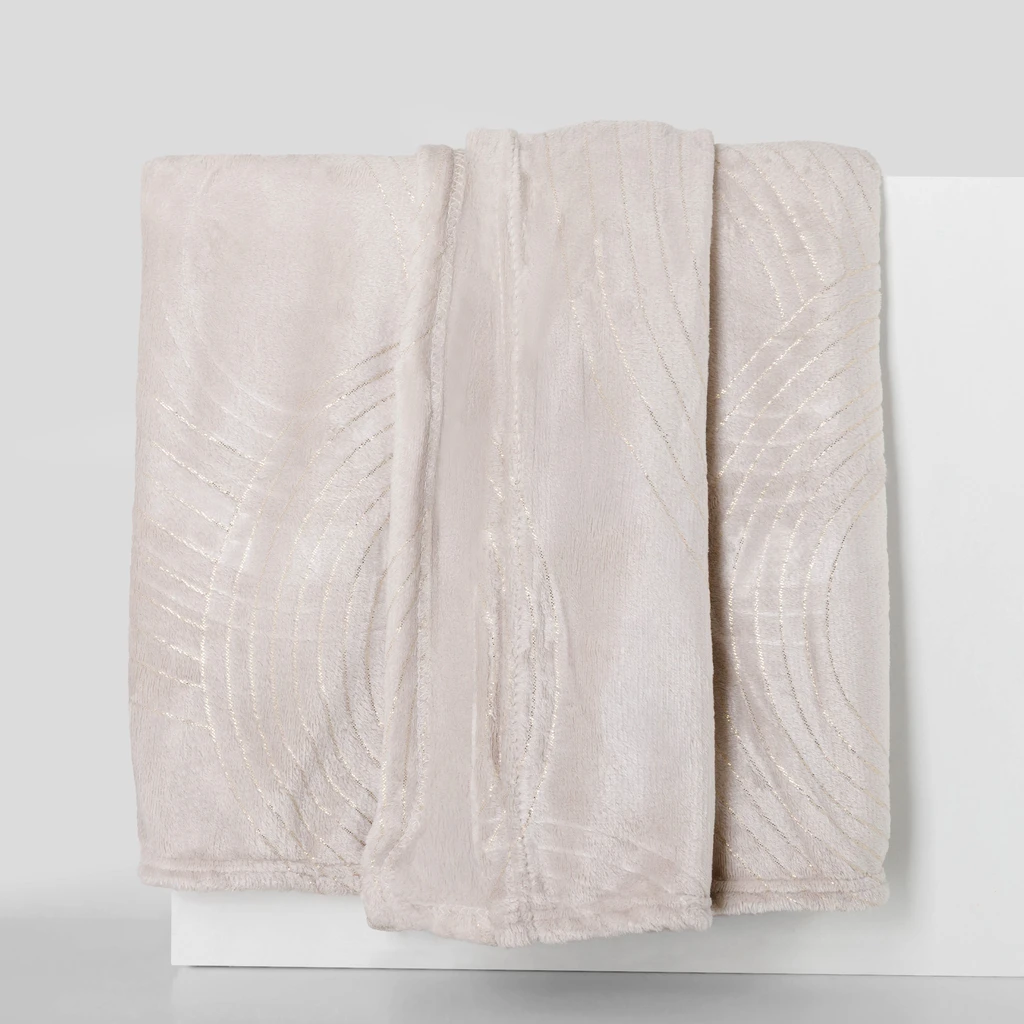 Koc w beżowym kolorze