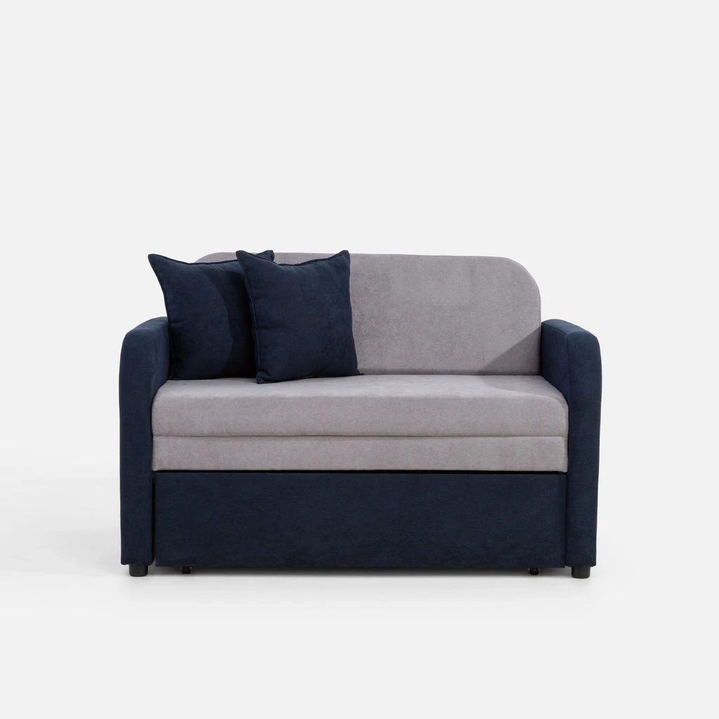 Szaro-granatowa sofa dwuosobowa z dwoma granatowymi poduszkami dekoracyjnymi. Widok od frontu. 