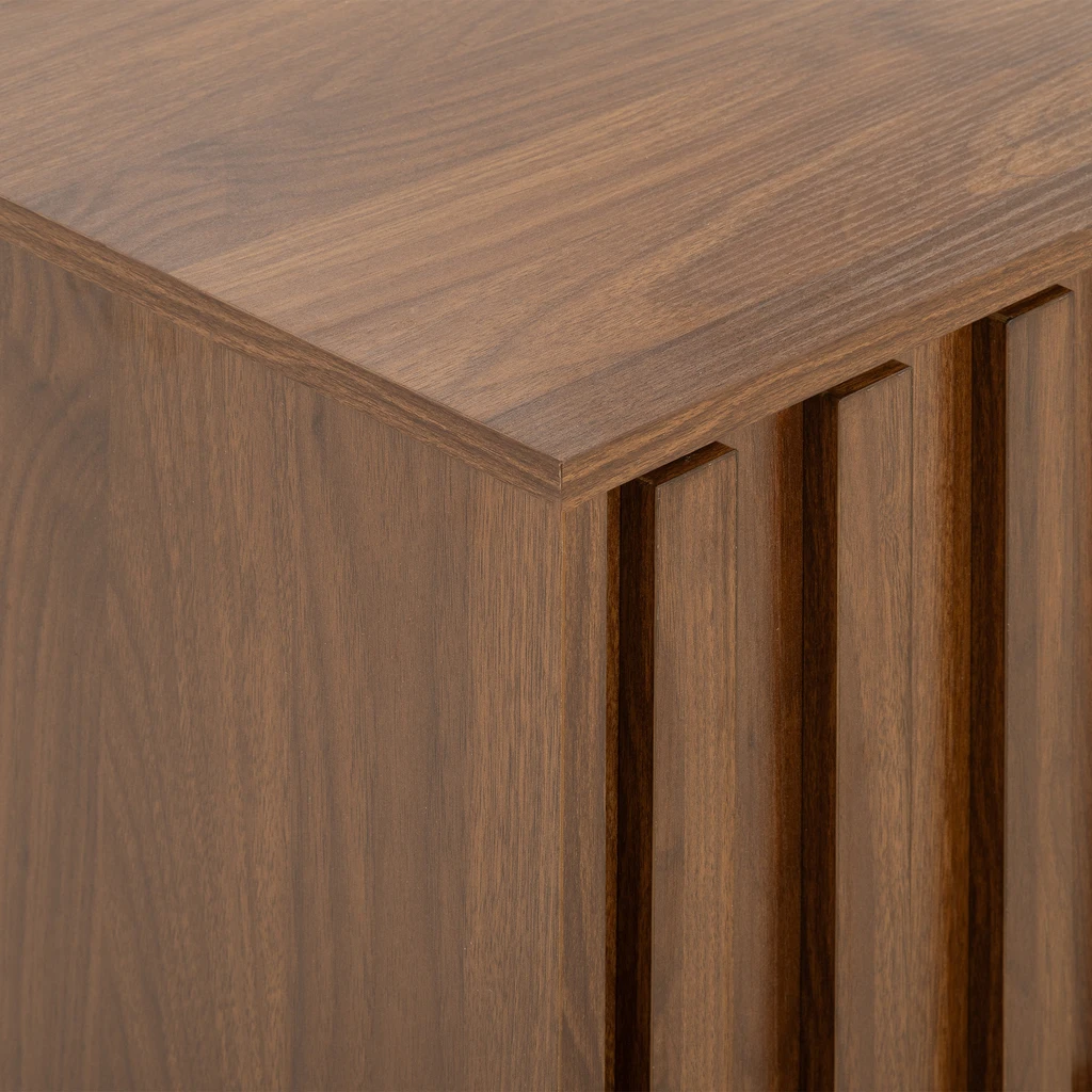 Detal, wykończenie blatu i część frontu z ryflowaniem