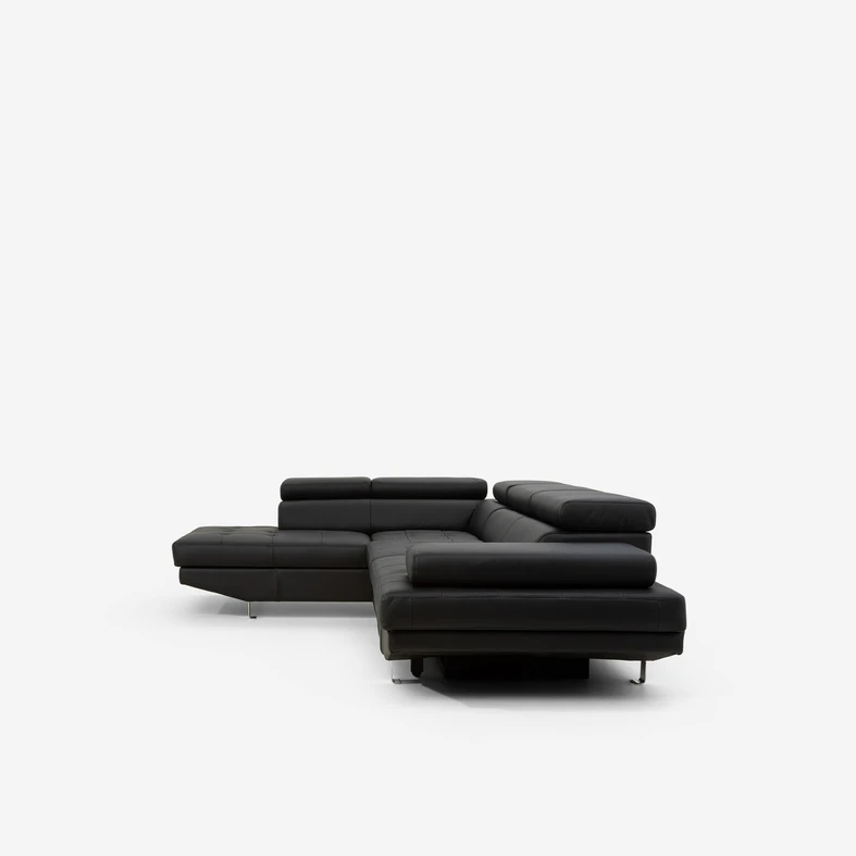 Bok skórzanego czarnego narożnika z widoczną otomaną.