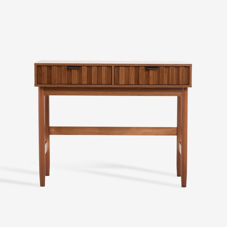 Konsola z dwoma szufladami, utrzymana w całości w kolorze ciemnego drewna, z czarnymi uchwytami