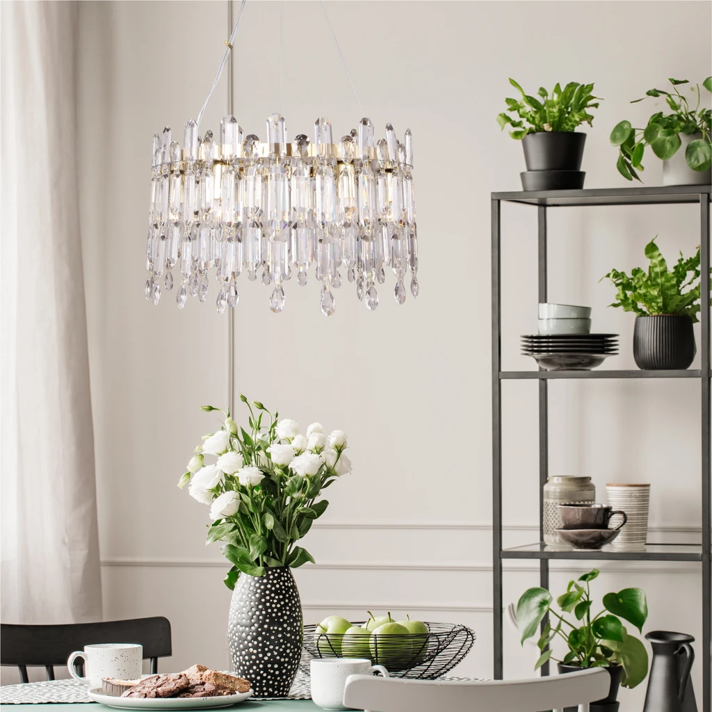 CROWN to lampa sufitowa w stylu glamour o wykończeniu w kolorze złota ze szklanymi i akrylowymi ozdobami.