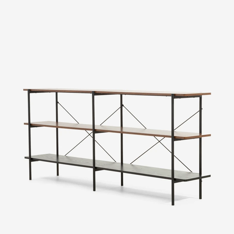 Niski regał z szerokimi półkami, na czarnych metalowych nogach