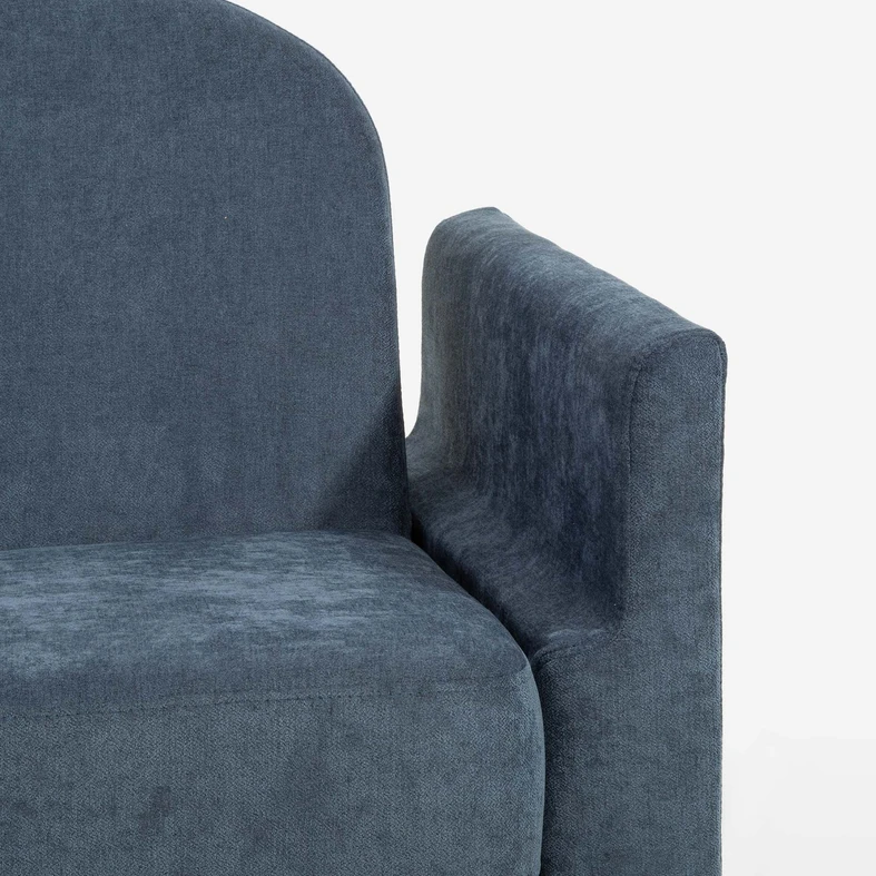 Cienki, tapicerowany podłokietnik, delikatnie odsunięty od siedziska