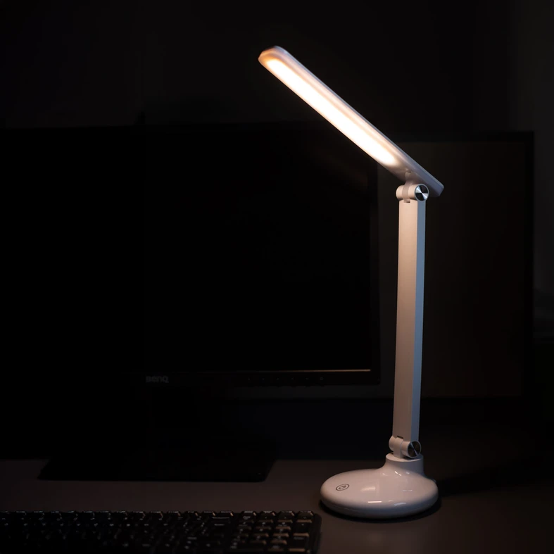 Bílá stolní lampa LED 6W s USB nabíjením