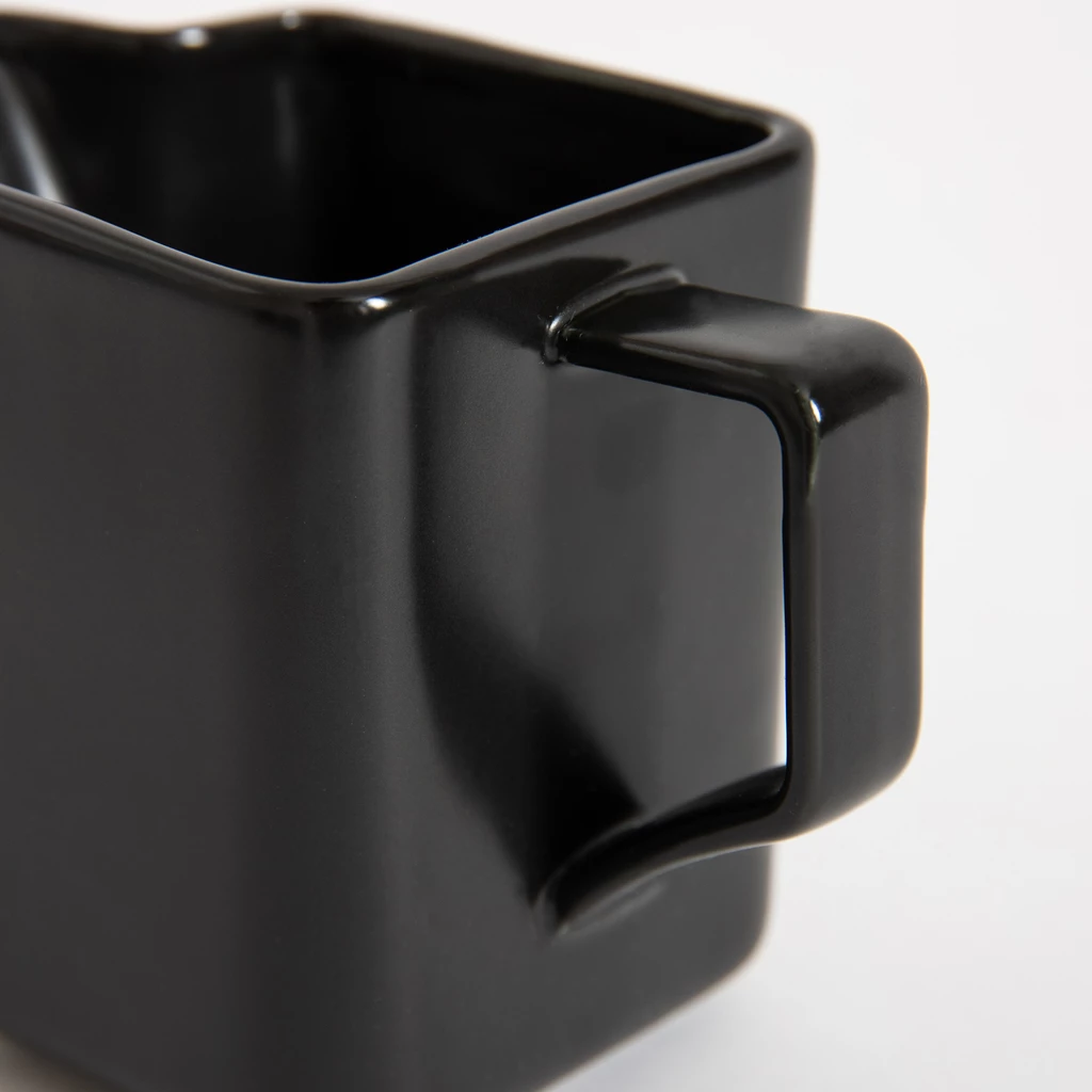 Černá porcelánová mlékovka BONA