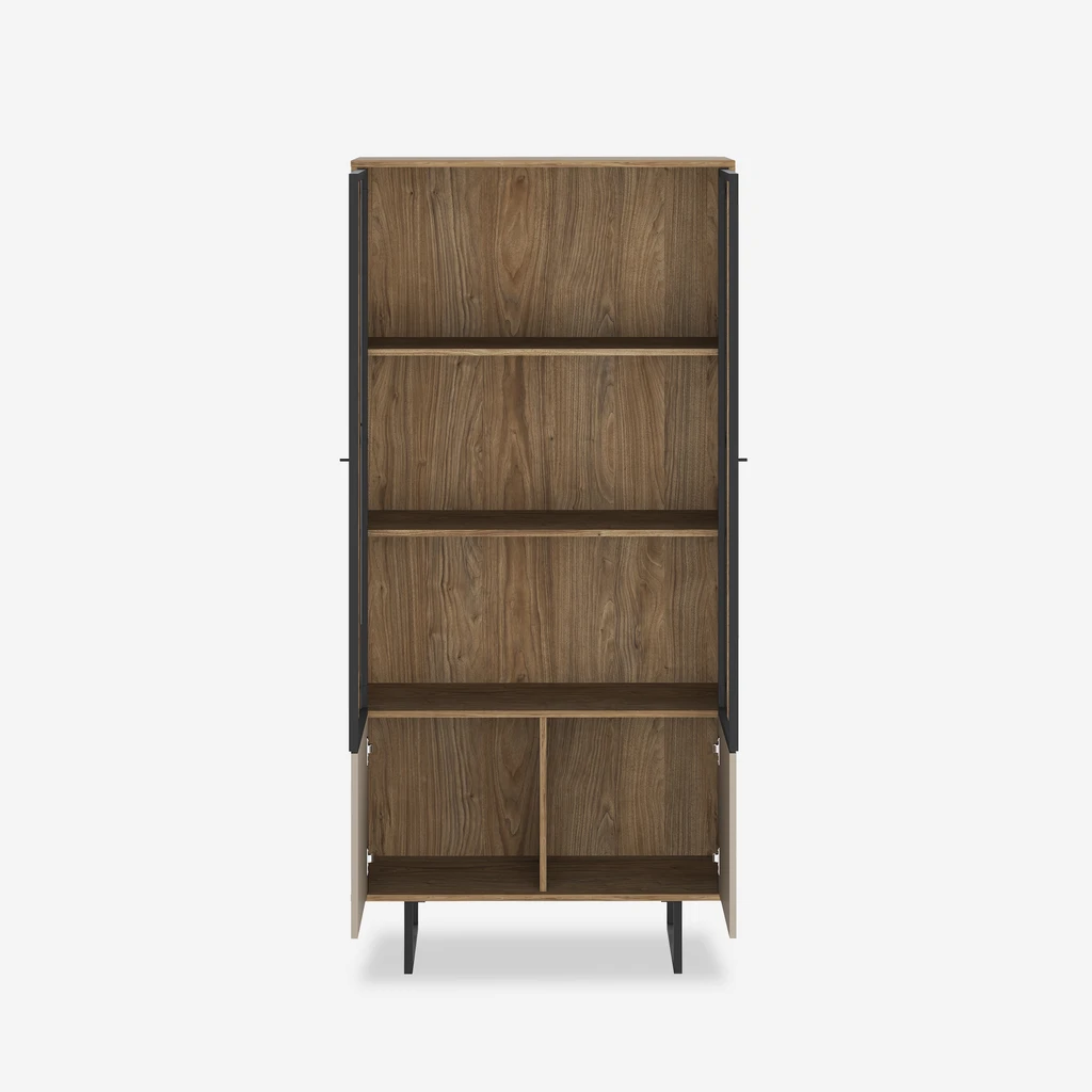 Otwarte wnętrze witryny z widocznymi półkami