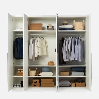 Pětidveřová šatní skříň se zrcadlem a obvodovou lištou PIANO bílý vysoký lesk