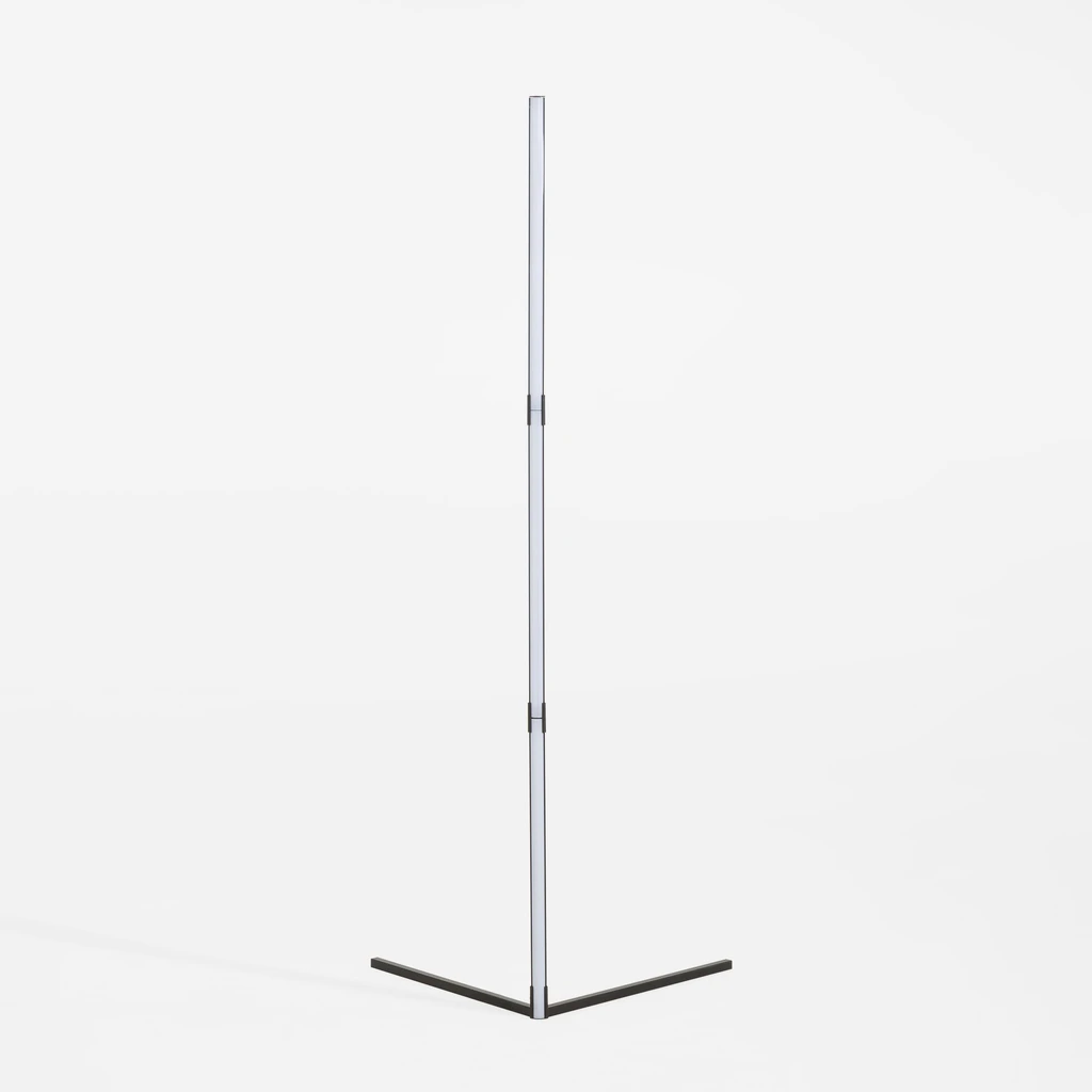 Czarna lampa stojąca LED sterowana pilotem.