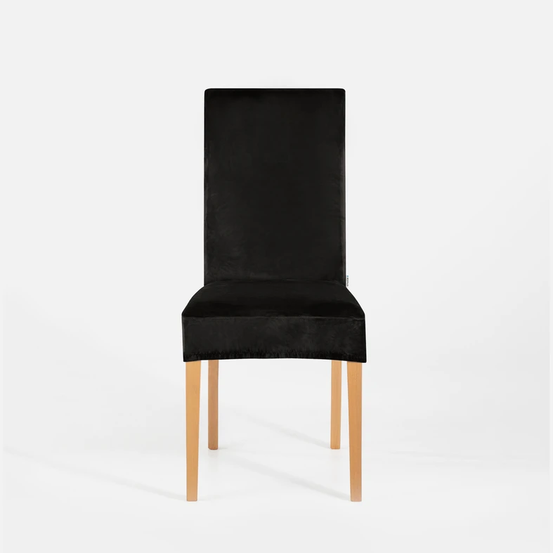 Zdjęcie pokrowca założonego na krzesło. Zdjęcie na wprost. 