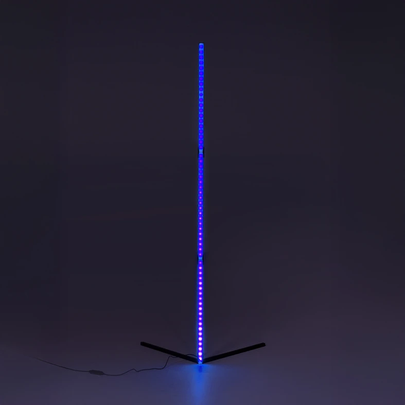 Wyposażona jest w wbudowane diody LED, które zapewniają oświetlenie w szerokim spektrum kolorów RGB.