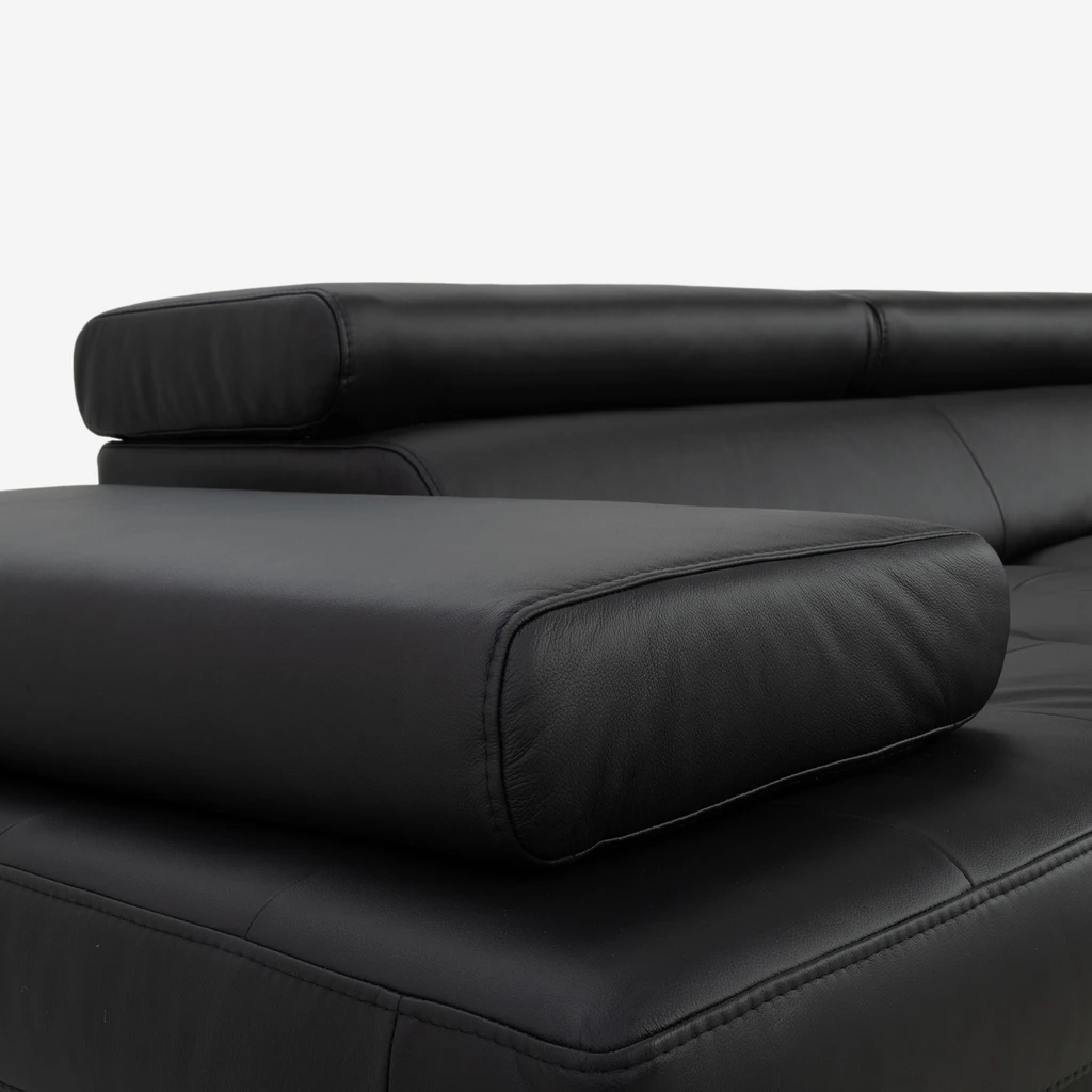 Płaski czarny podłokietnik, z możliwością regulacji.