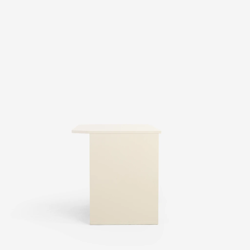 Gładki bok biurka w widocznym delikatnie wystającym blatem