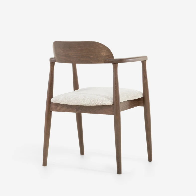 Smukłe nogi i otwarte podłokietniki PERUGIO sprawiają, że mebel dobrze wygląda także w mniejszych wnętrzach.