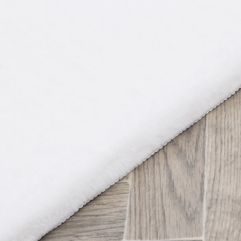 Prostokątny biały dywan