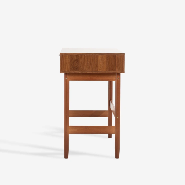 Bok konsoli w kolorze ciemnego drewna, z widocznymi wysokimi nóżkami