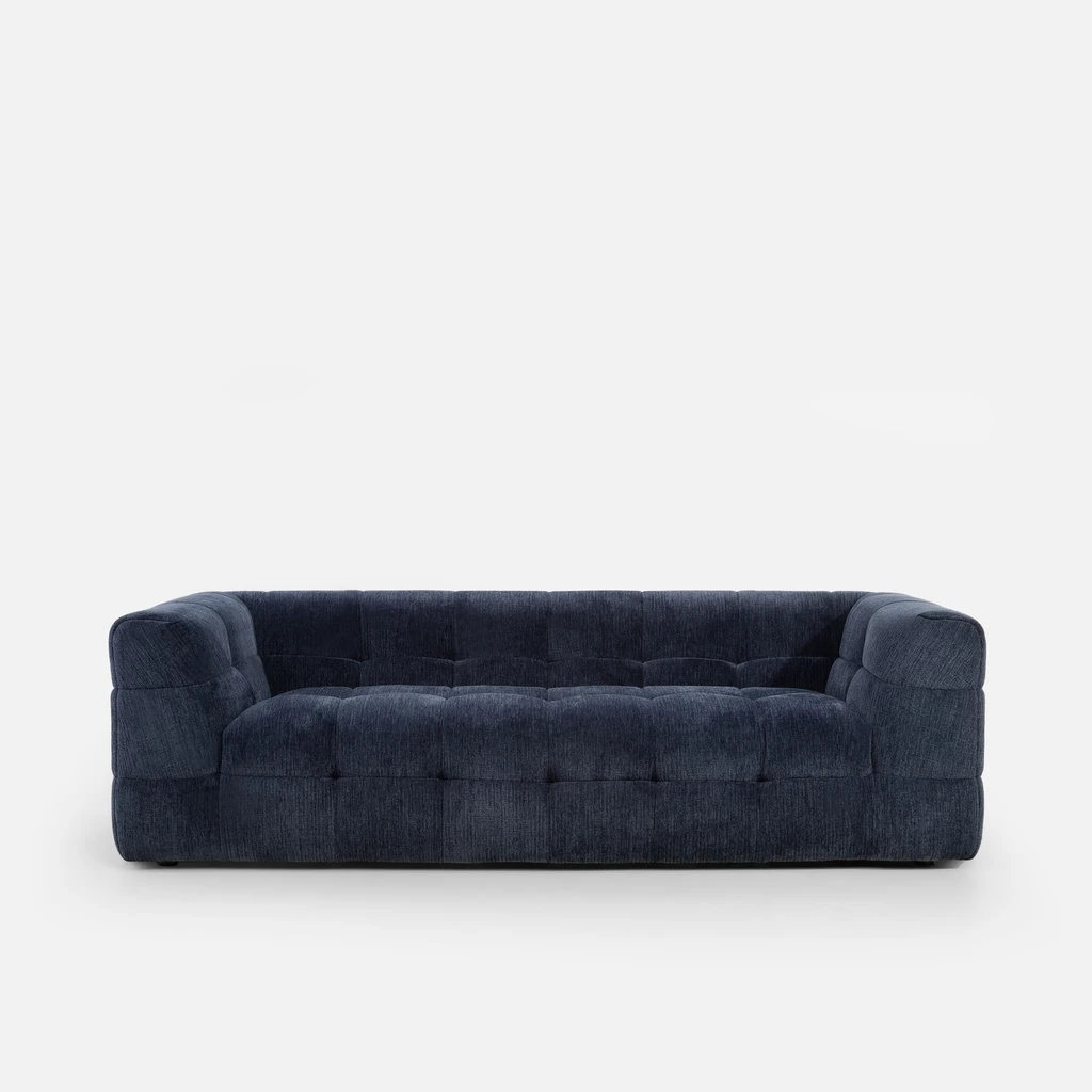 Granatowa sofa 3-osobowa z grubymi przeszyciami i oparciem na wysokości podłokietników