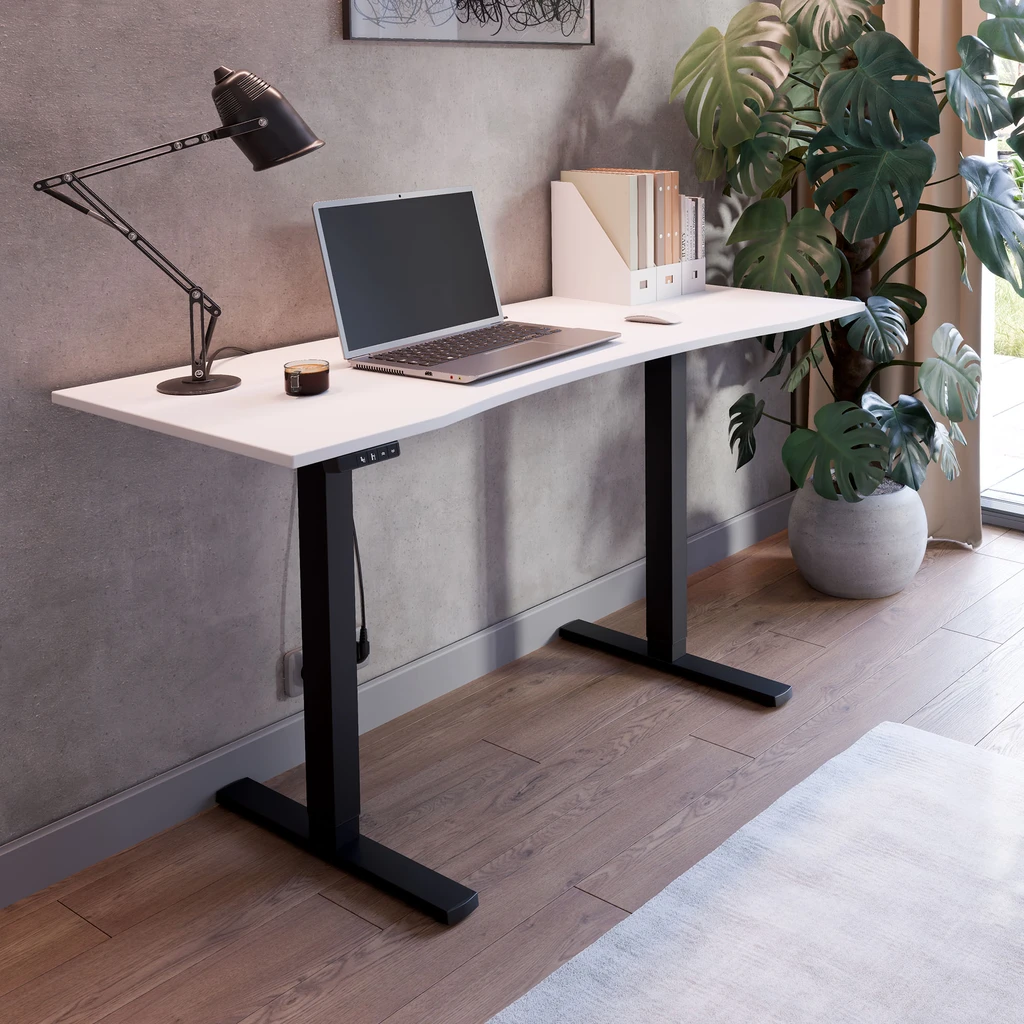 Jasny blat i stabilny stelaż tworzą wygodne miejsce do koncentracji w domu lub pokoju młodzieżowym.