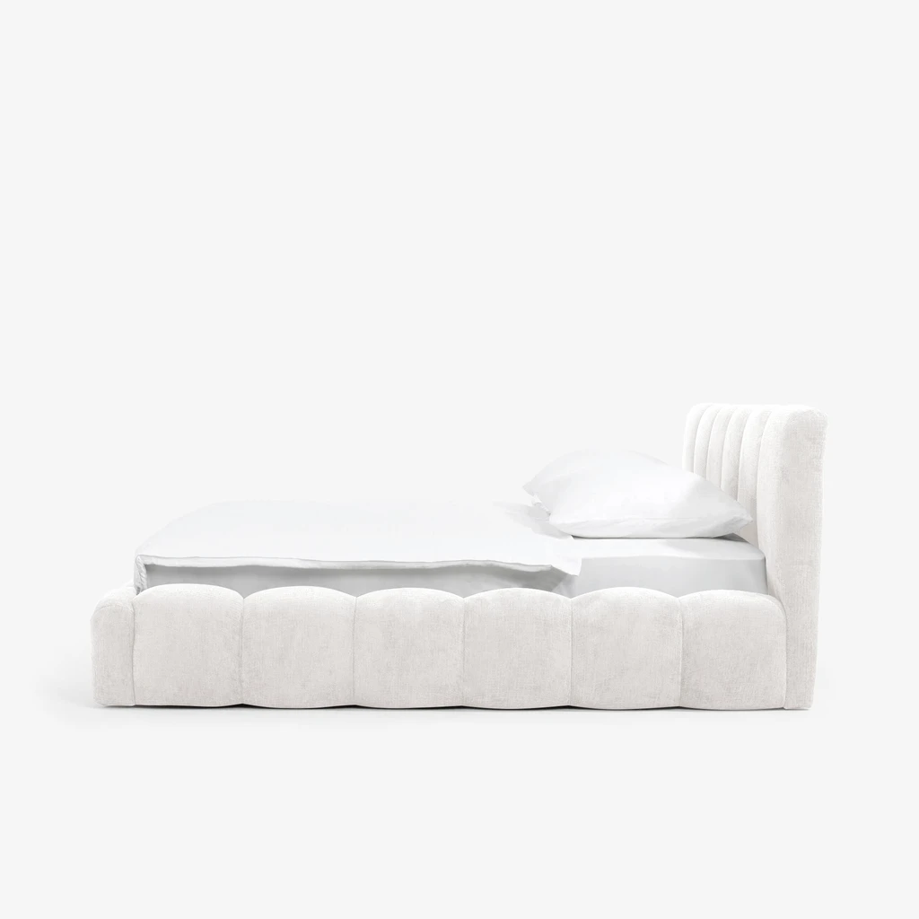 Sosnowy stelaż z listwami wspiera materac, zwiększając wygodę podczas nocnego odpoczynku.