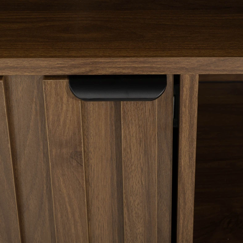 Detal, zbliżenie na niewielki czarny uchwyt w górnej części frontu