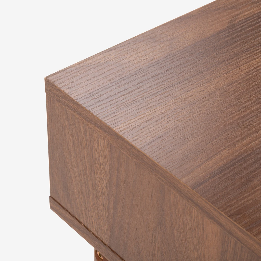 Detal, wykończenie blatu i korpusu w kolorze ciemnego drewna