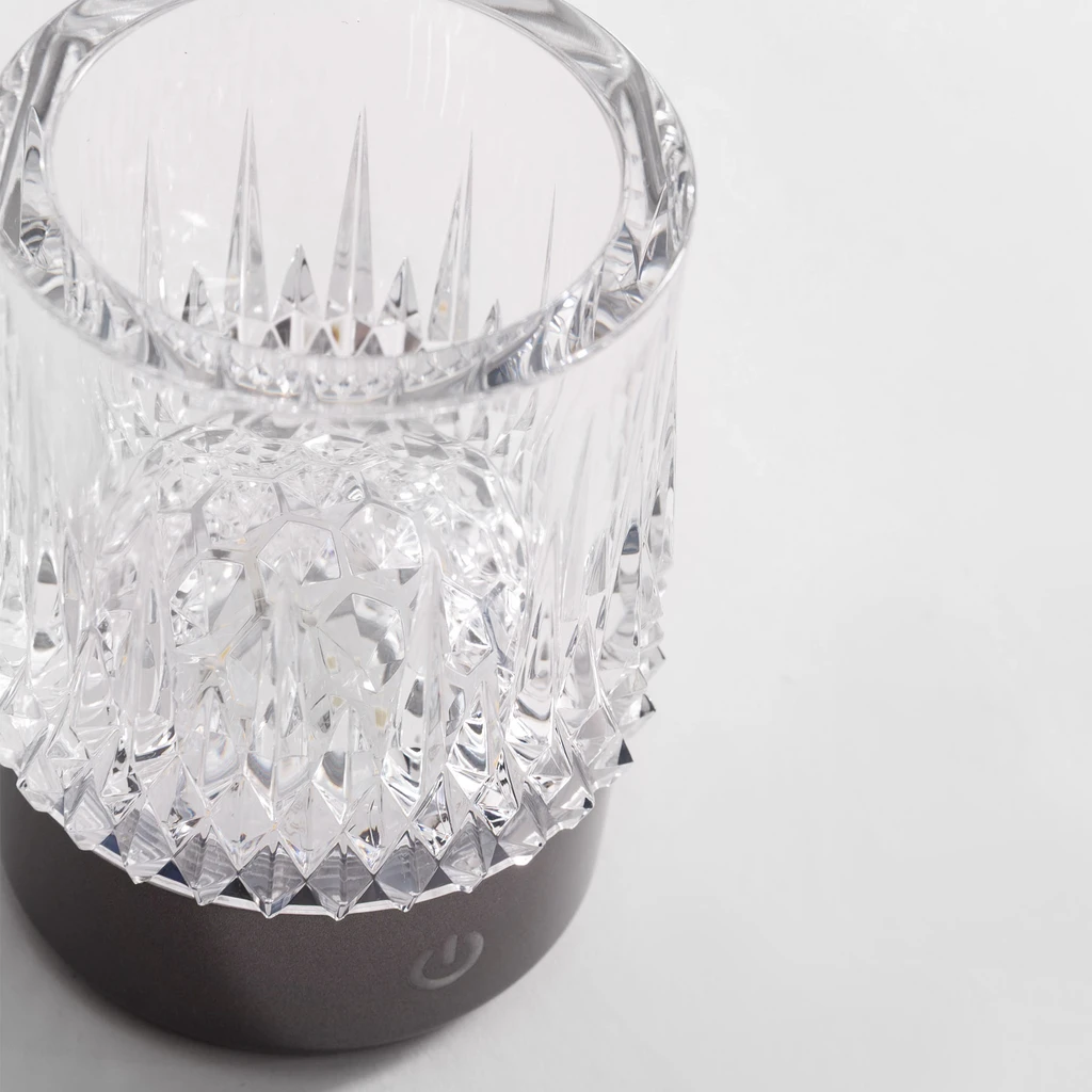 CRYSTAL LED posiada klosz stylizowany na powierzchnię kryształu.