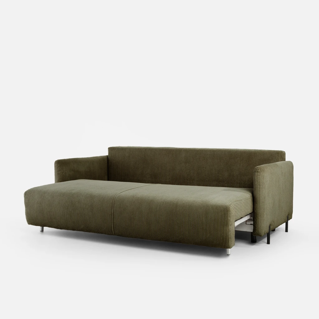 Oliwkowa sofa z prostokątnymi poduszkami i funkcją spania.