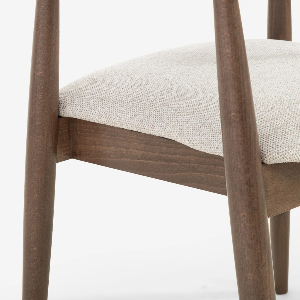 Tkanina Easy Clean ułatwia utrzymanie PERUGIO w czystości, nawet przy intensywnym użytkowaniu.