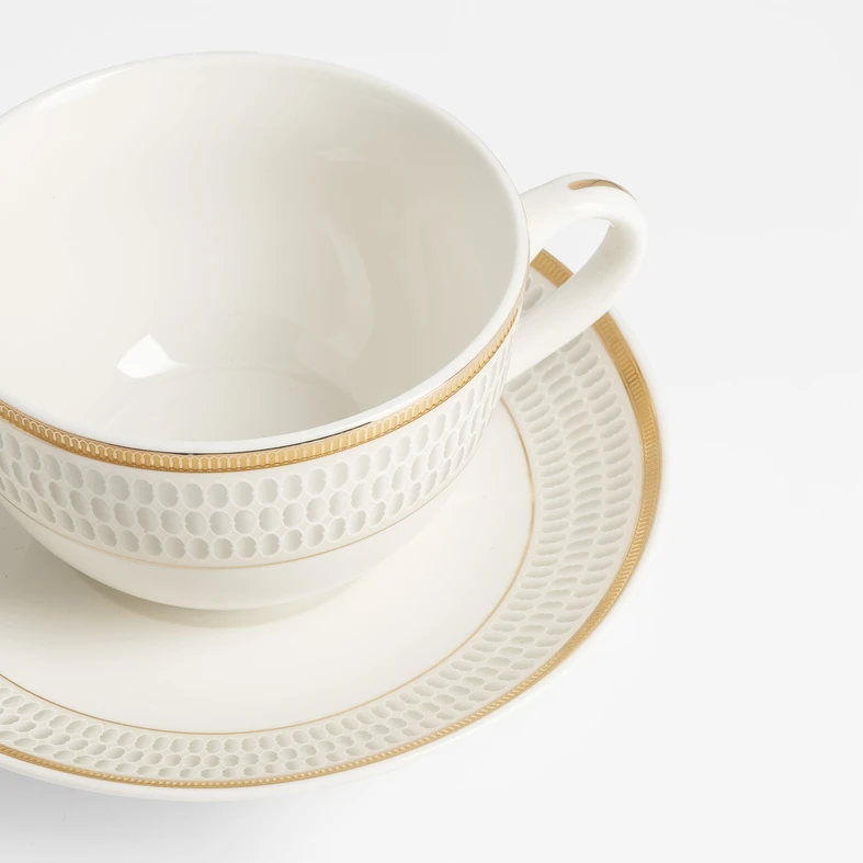 Serwis porcelanowy ROYAL: talerze o trzech rozmiarach oraz filiżanki 280 ml, subtelna dekoracja w złocie.