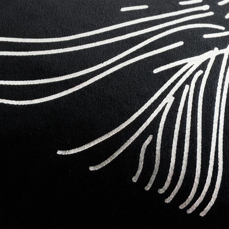 Zbliżenie na detale srebrnego nadruku liścia monstery. 