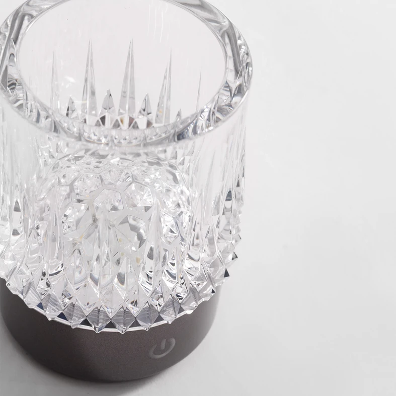 CRYSTAL LED posiada klosz stylizowany na powierzchnię kryształu.