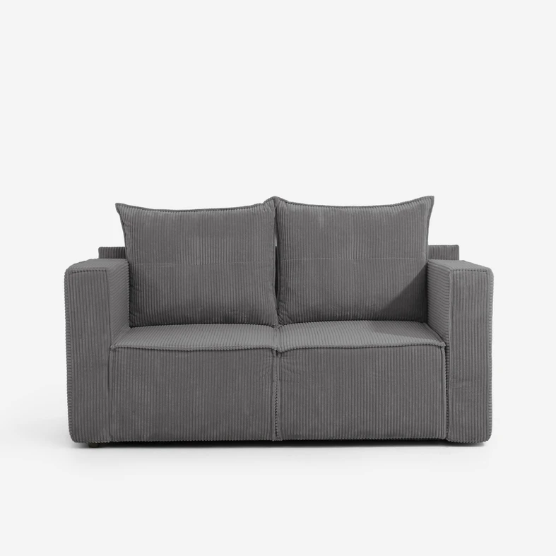 Szara sofa LUSO z miękkimi poduchami – wystarczy usiąść, by poczuć, jak znika napięcie dnia.