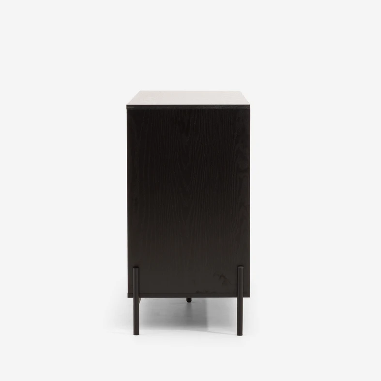 Czarny bok komody z widocznymi cienkimi, metalowymi nóżkami zamontowanymi wzdłuż boku mebla