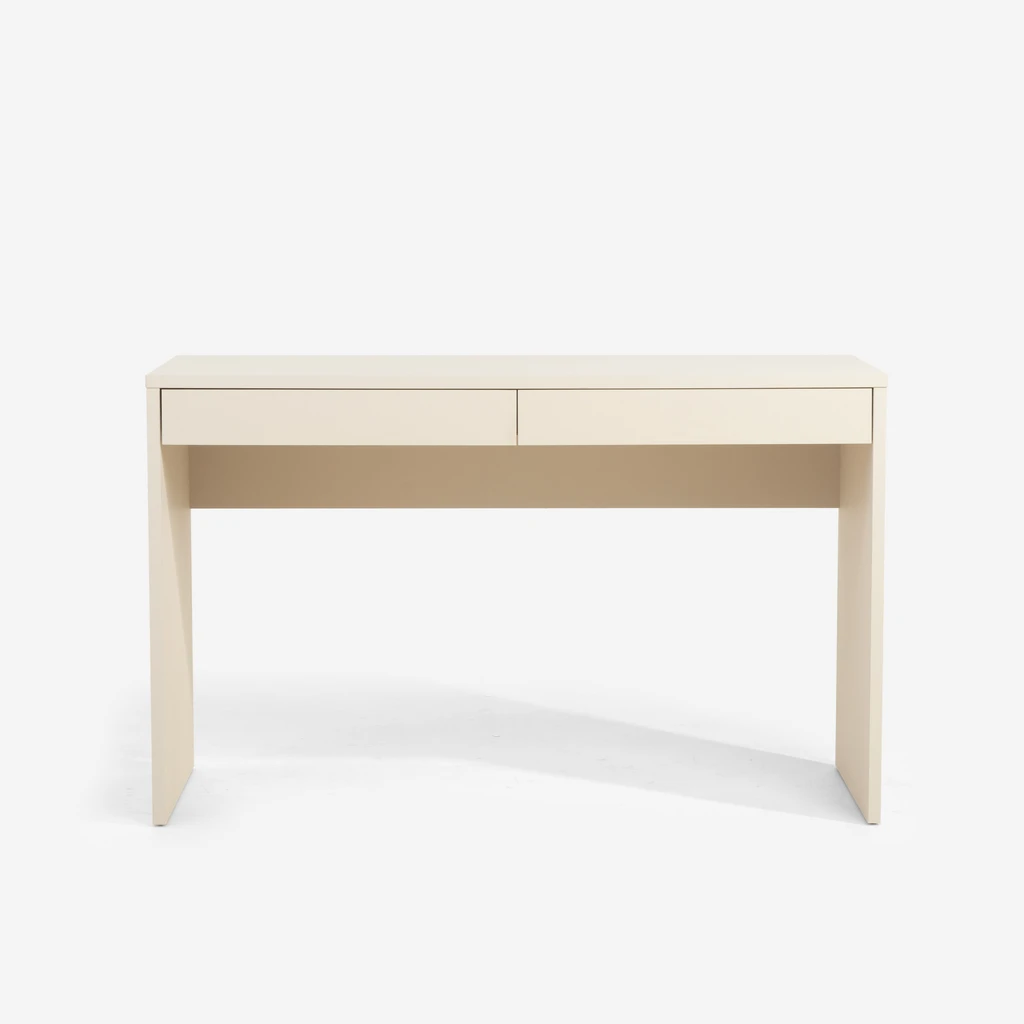 Biurko MILLES w odcieniu piasku tworzy jasną, uporządkowaną przestrzeń sprzyjającą skupieniu i codziennej pracy.