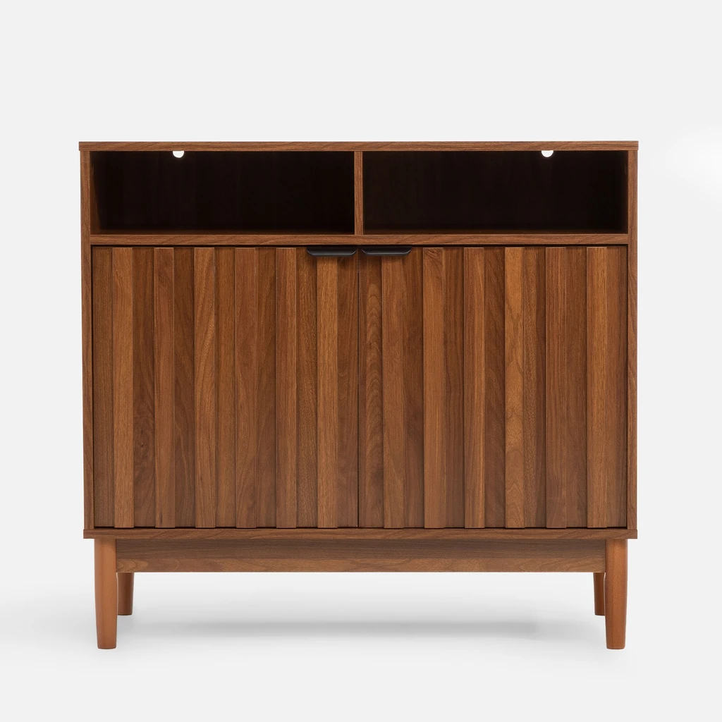 Komoda w kolorze ciemnego drewna, z głębokimi ryflowaniami na frontach