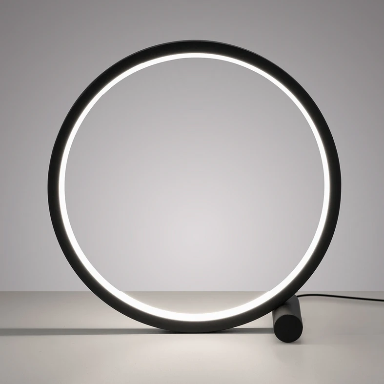Lampa ma kształt okręgu z wbudowanym modułem LED o mocy 10,5W.