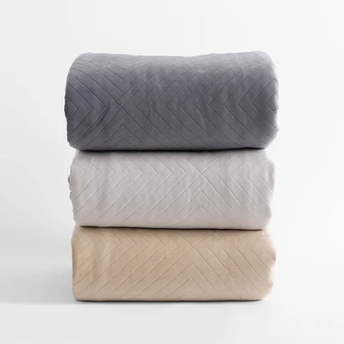 Světle šedý přehoz na postel CALDO 220x200 cm