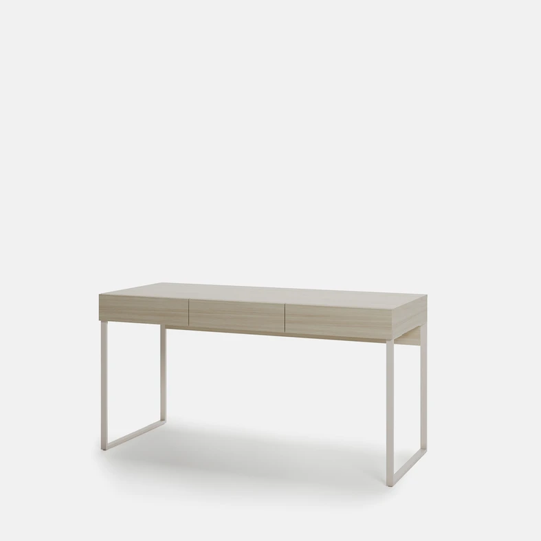 Beżowe biurko na metalowych płozach. Pod blatem znajdują się 3 szuflady