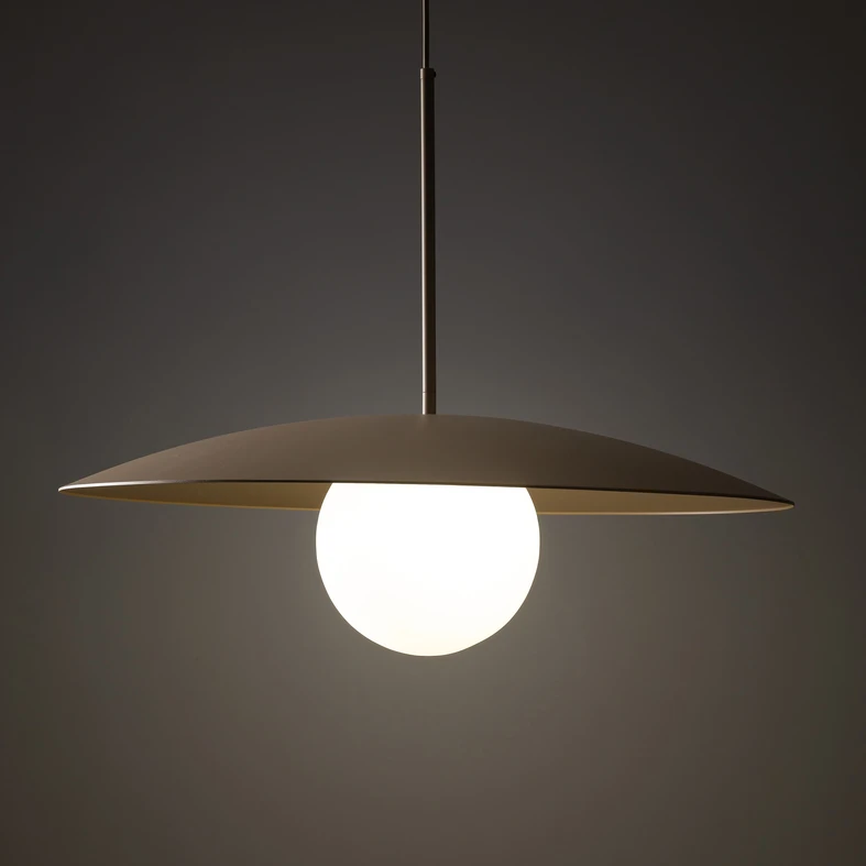 Lampa posiada oprawę dla pojedynczej żarówki typu E27 o mocy maksymalnej 15W.