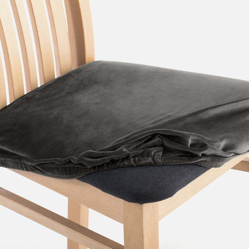 Zdjęcie częściowo założonego pokrowca. Widać marszczenia i fakturę materiału.