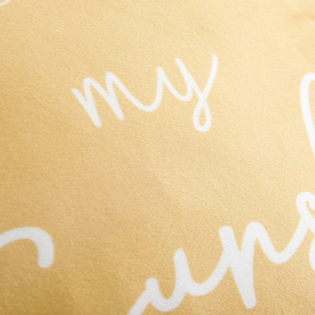 Żółta poszewka z napisem You are my sunshine