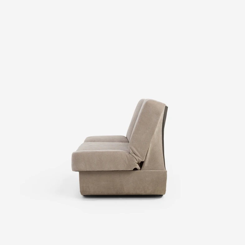 Beżowa wersalka z zaokrągleniami - bok