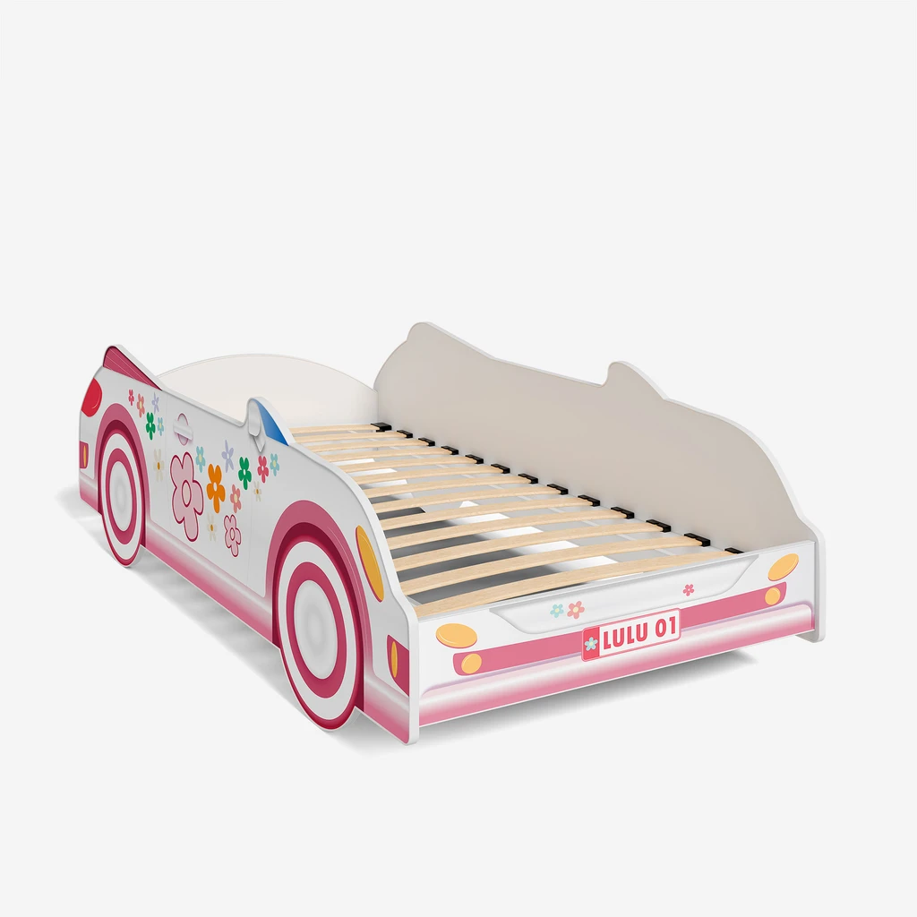 Łóżko dziecięce w kształcie auta z różowymi akcentami i kwiatami na bokach