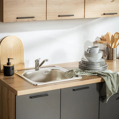 Černý dávkovač mýdla s drážkami