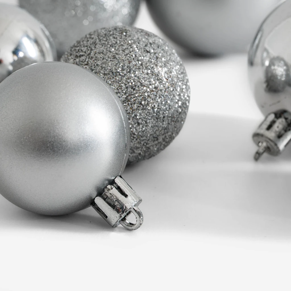 Sada 70 kusů stříbrných vánočních baněk v krabičce