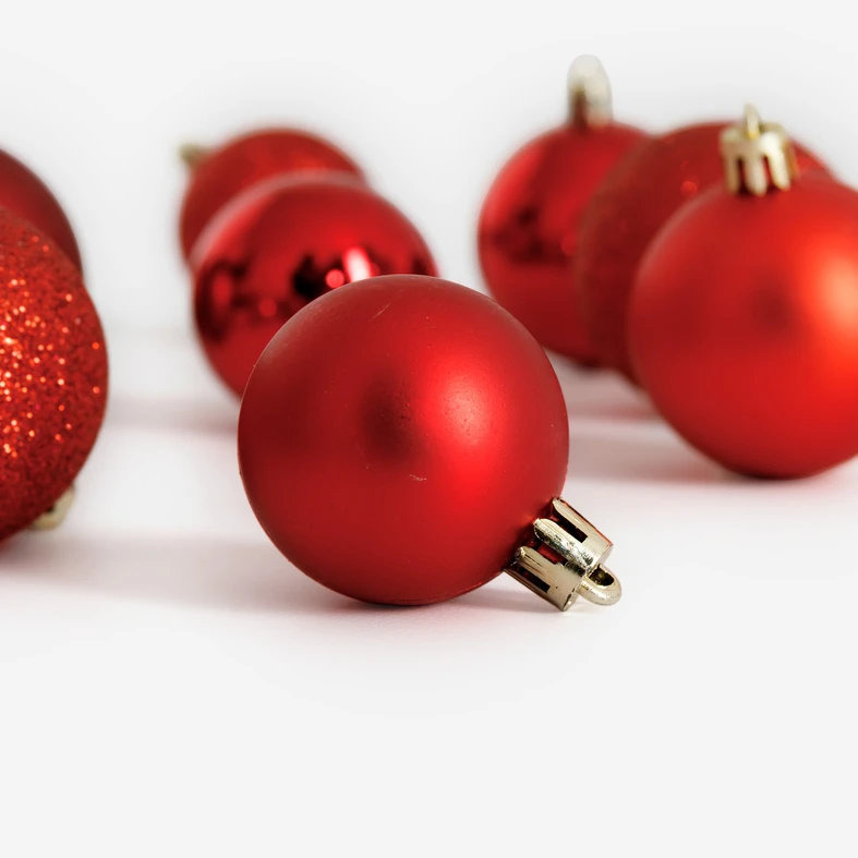 Sada 70 kusů červených vánočních baněk v krabičce