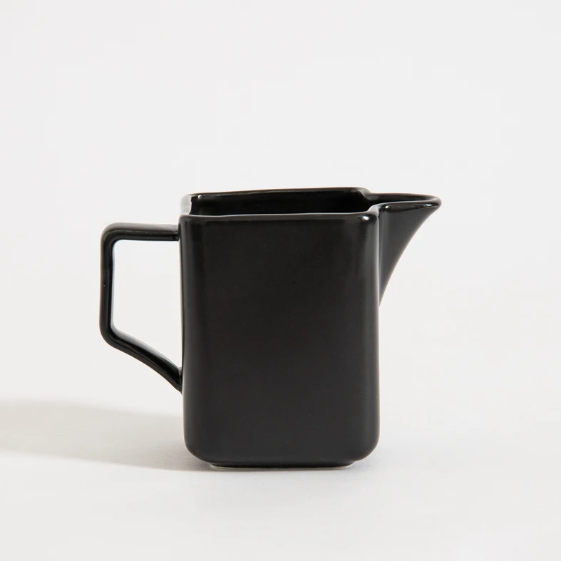 Černá porcelánová mlékovka BONA