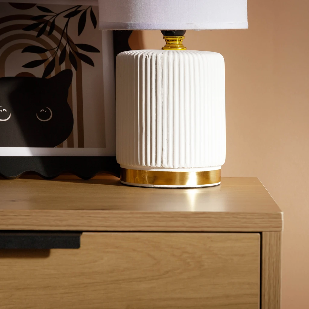 Lampa posiada oprawę dla 1 żarówki typu E14 i mocy maksymalnej 40W.