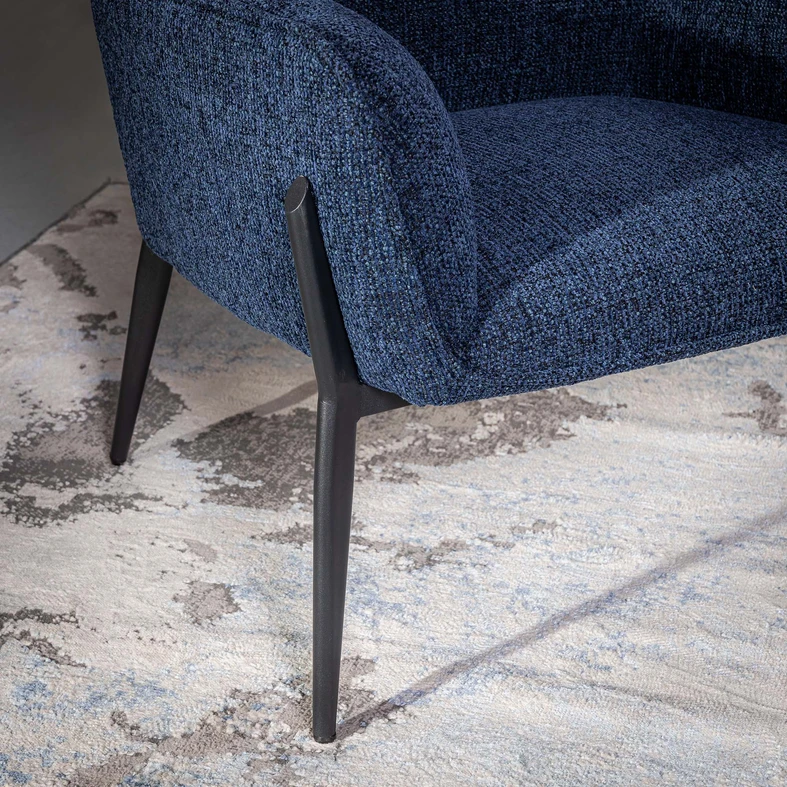 Křeslo na vysokých kovových nohách RILLESTO tmavě modré